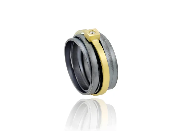 Breiter Ring Lux, mit Goldstrang und Diamant in quadratischer Goldfassung