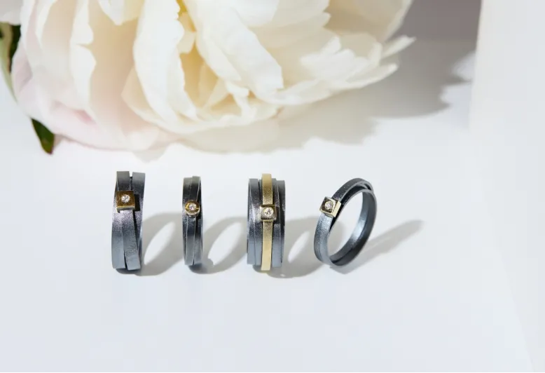 Breiter Ring Lux, mit Goldstrang und Diamant in quadratischer Goldfassung