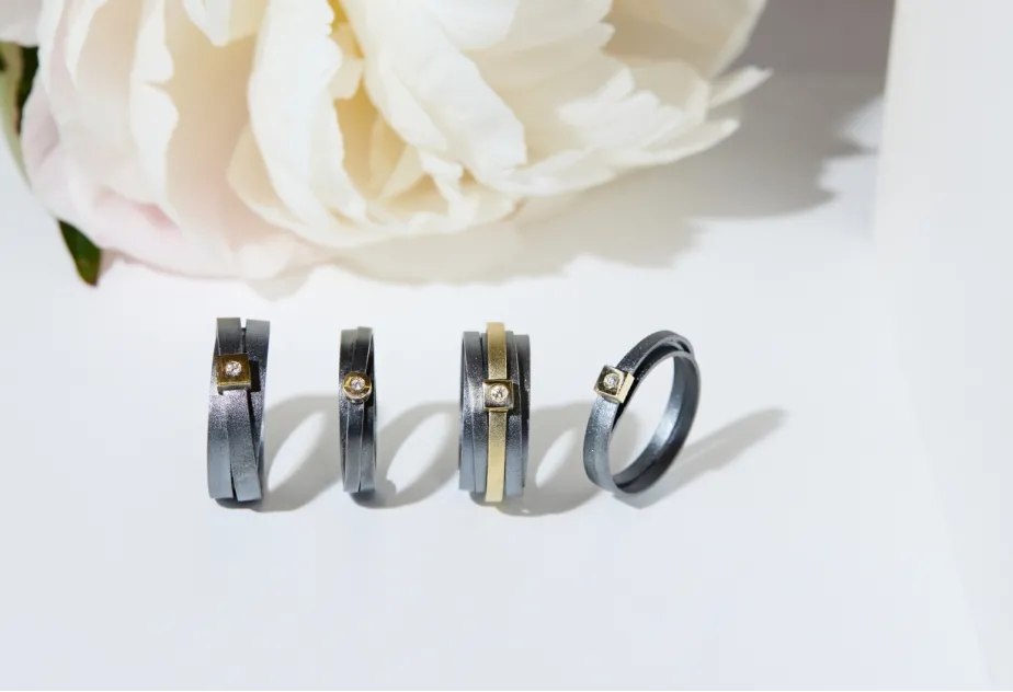 Breiter Ring Lux, mit Goldstrang und Diamant in quadratischer Goldfassung
