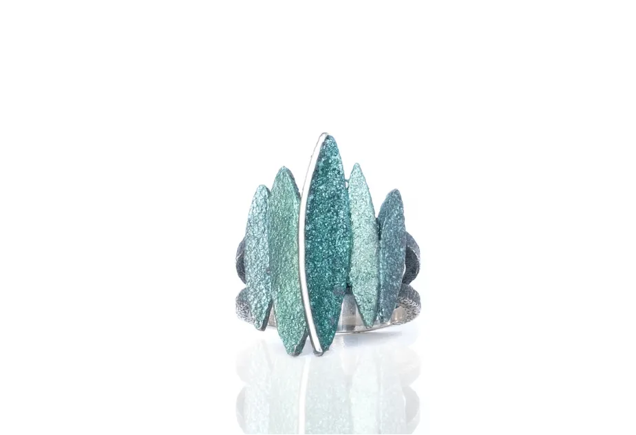 Anillo Lara verde, plata con pigmentos naturales