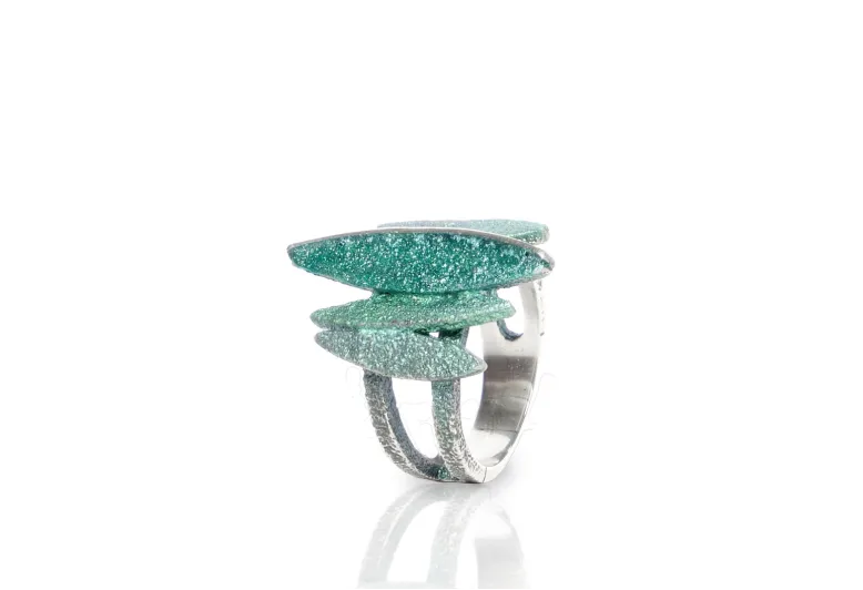 Anillo Lara verde, plata con pigmentos naturales