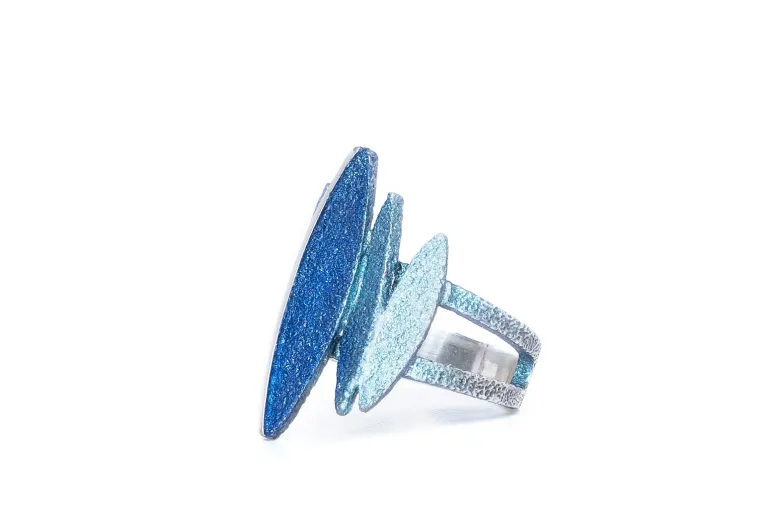 Blauer Ring Lara, Sterlingsilber mit natürlichen Pigmenten