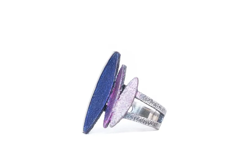 Anillo Lara lila, plata con pigmentos naturales