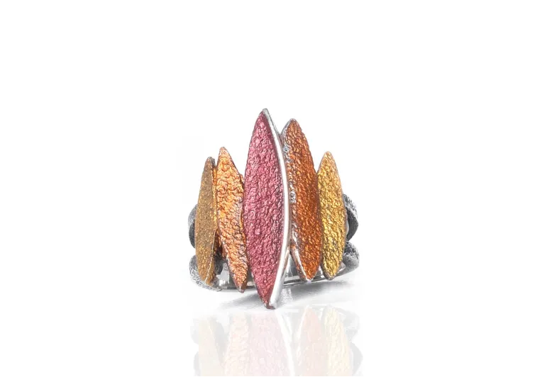 Anillo Lara ocre, plata con pigmentos naturales