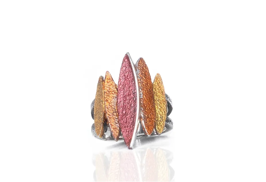 Anillo Lara ocre, plata con pigmentos naturales