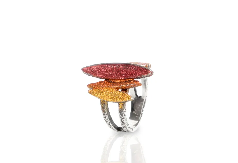 Anillo Lara ocre, plata con pigmentos naturales