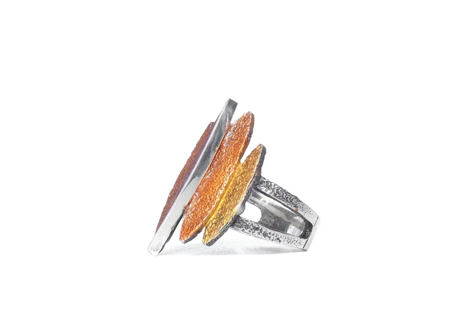 Anillo Lara ocre, plata con pigmentos naturales