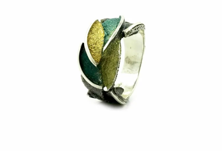 Eire green ring