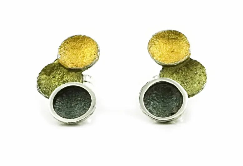 Singular green 3 round earring 