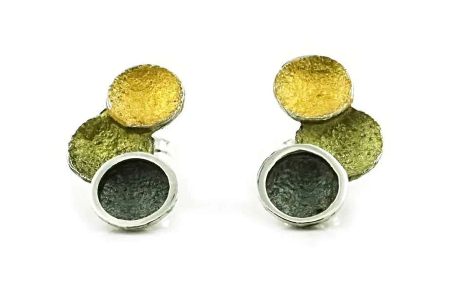 Singular green 3 round earring 