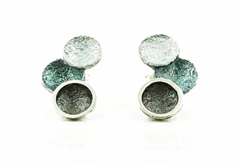Pendientes Singular pequeños grises con 3 círculos