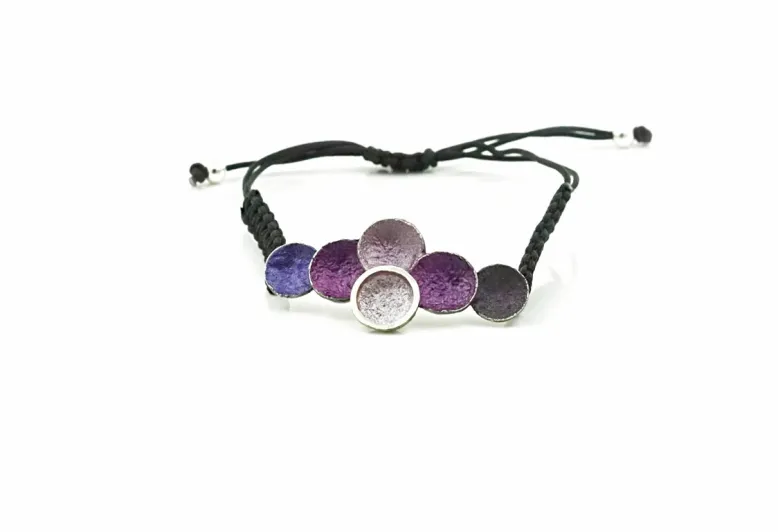 Singular violet macramé bracelet