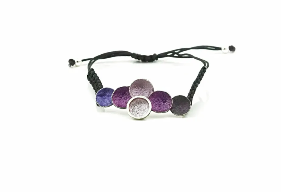 Singular violet macramé bracelet