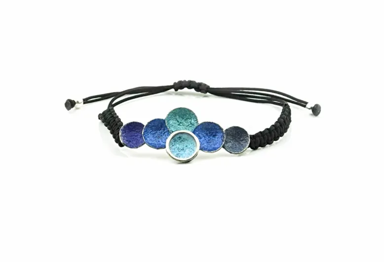 Singular blue macramé bracelet
