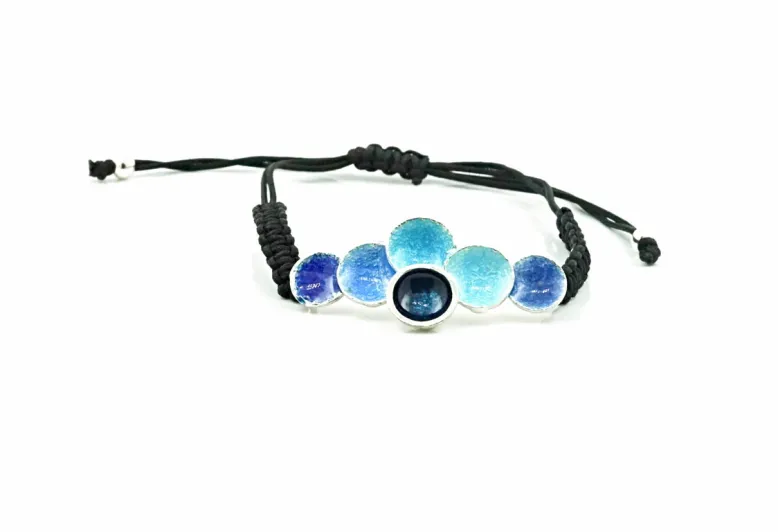 Singular blue macramé bracelet