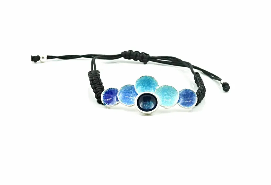 Singular blue macramé bracelet