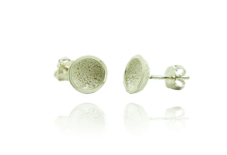 Singular little 1 round earring