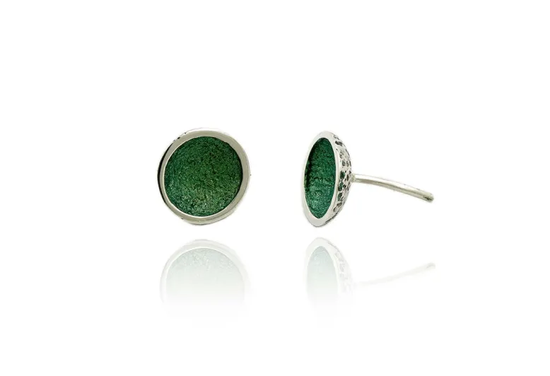 Singular Emerald green little 1 round earring