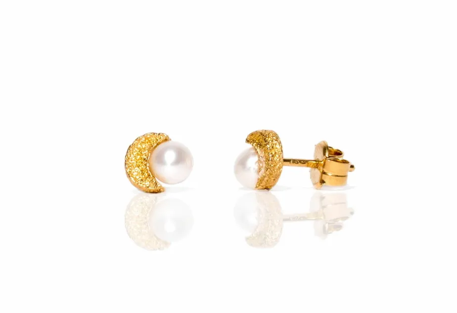 Toy Moon pearl medium earring