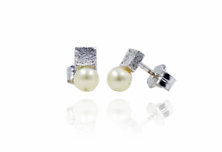 Toy Square pearl medium earring