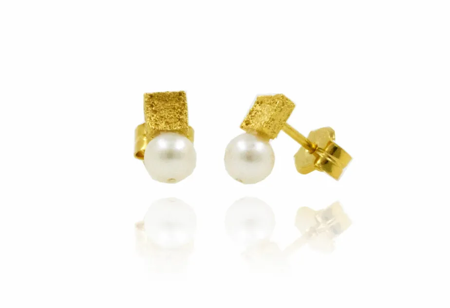 Toy Square pearl medium earring
