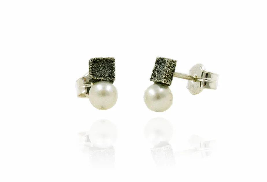 Toy Square pearl medium earring