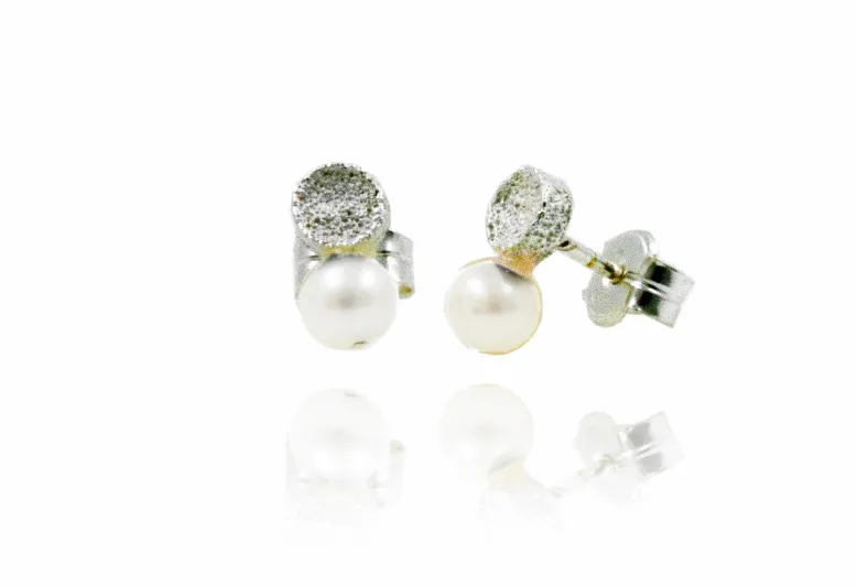 Toy Round pearl medium earring
