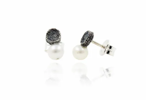 Toy Round pearl medium earring