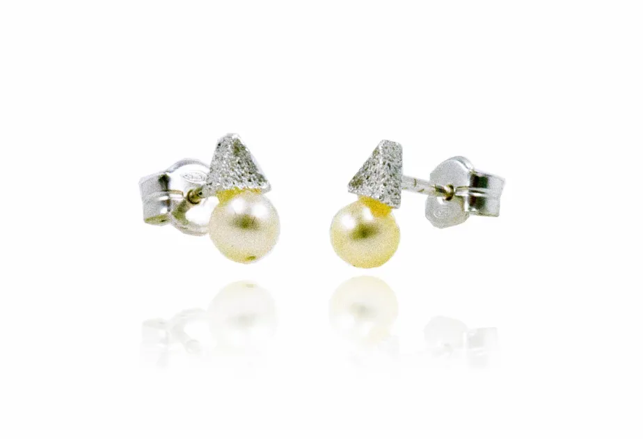 Toy Triangle pearl medium earring
