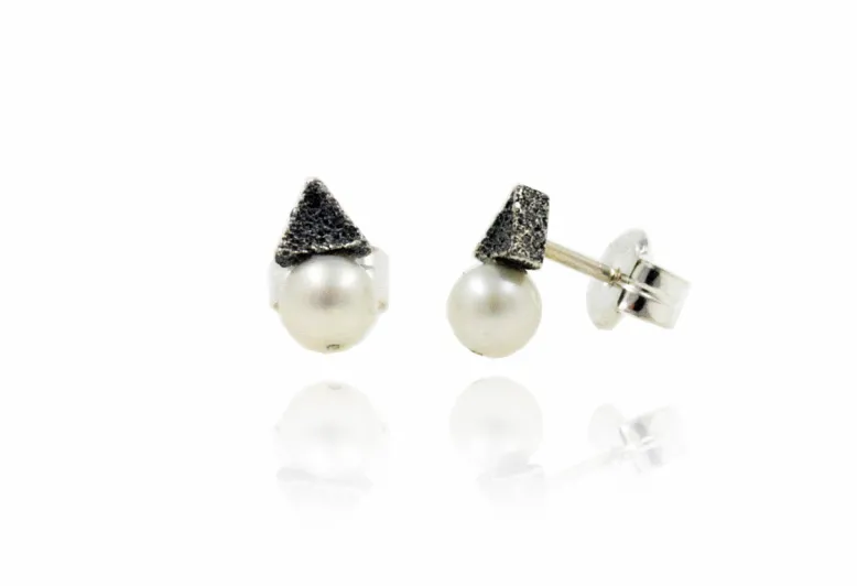 Mittlere dreieckige Ohrringe TOY mit Perle