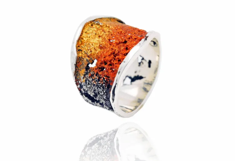 Kleiner ockerfarbener Ring Intenzza