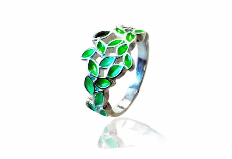 Pinnada green ring