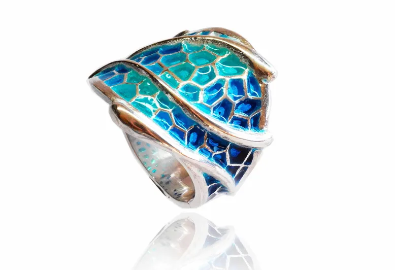 Anillo trencadís azul calado lineas pulidas