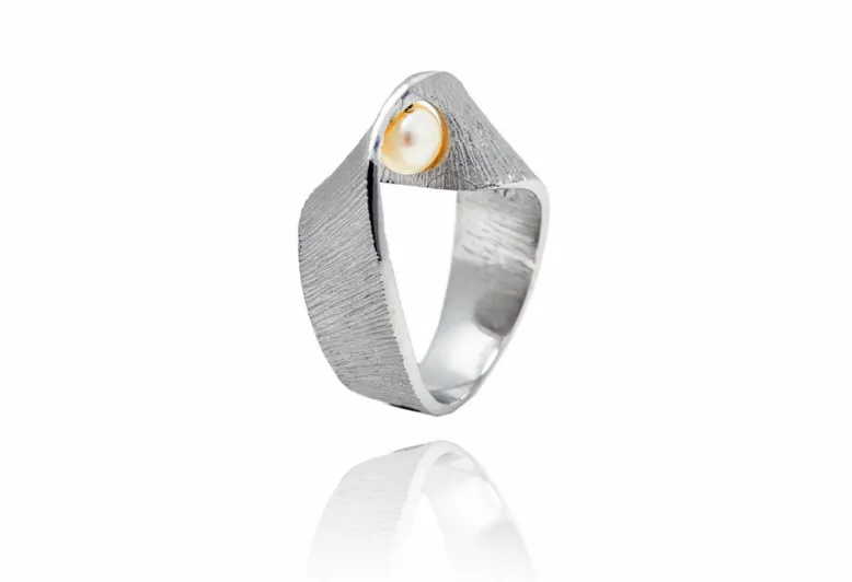 Moebius big ring