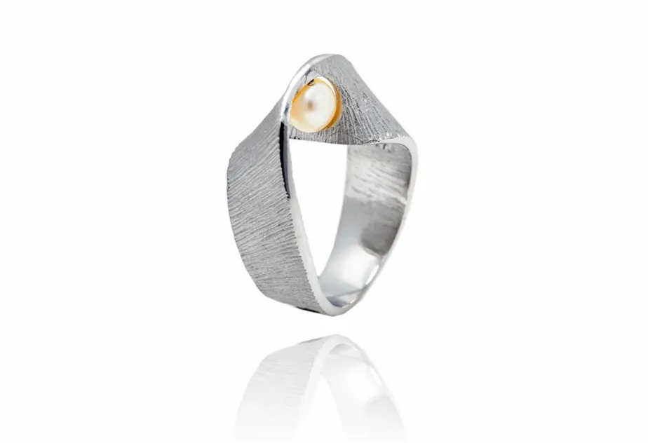 Moebius big ring