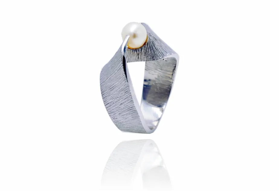 Großer Ring Moebius, mit Perle aussen