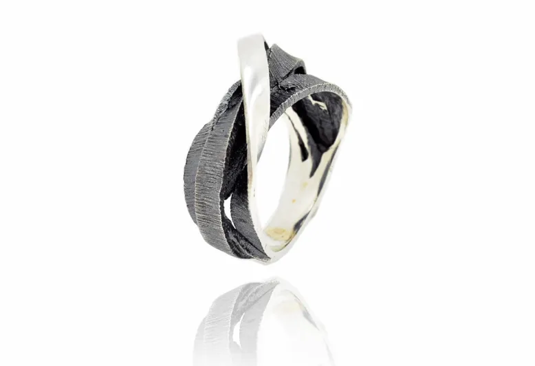 Moebius 3+1 ring 