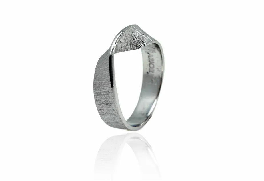 Moebius small ring
