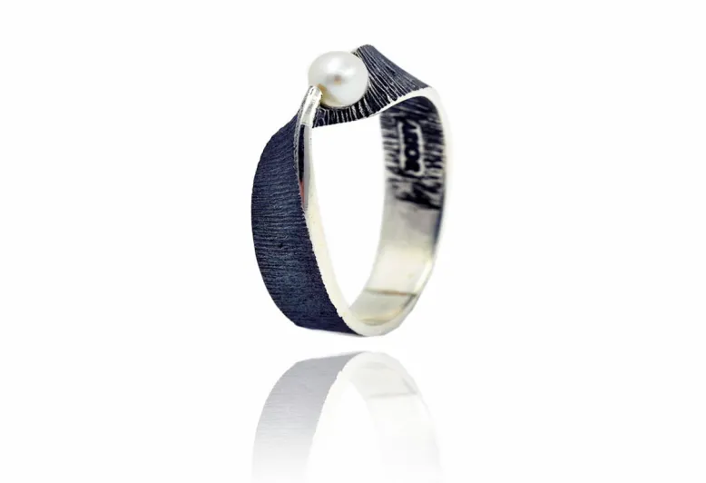 Kleiner Ring Moebius mit Perle