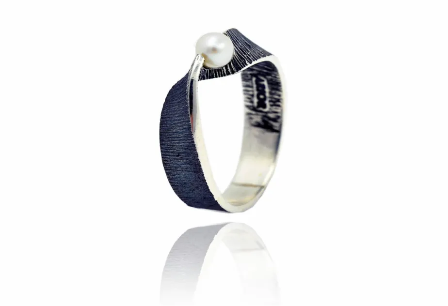 Kleiner Ring Moebius mit Perle
