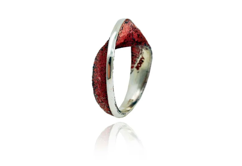 Moebius red ring
