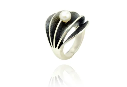 Grosser Ring Trova mit Perle