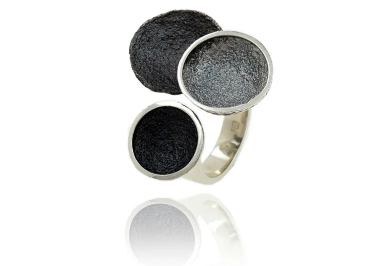 Singular grey ring