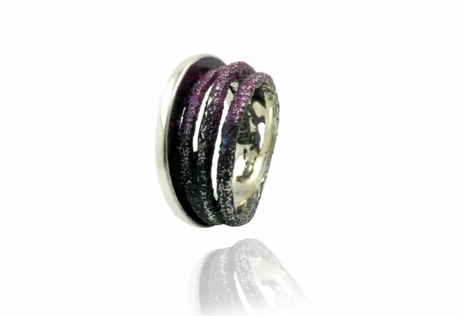 Kleiner lilafarbener Ring Dynamic