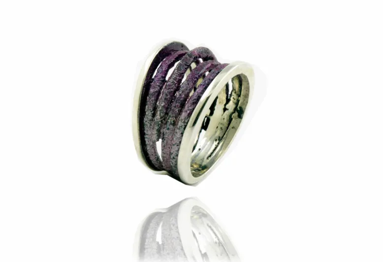 Dynamic violet big ring