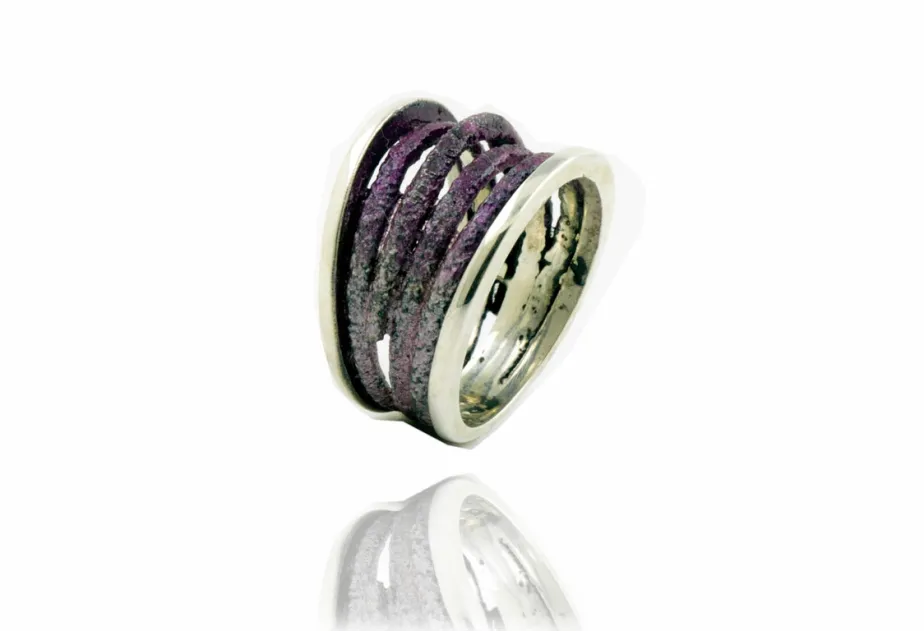 Dynamic violet big ring