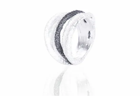 Anillo Sira Grande, Plata Mate con Un Hilo Oxidado