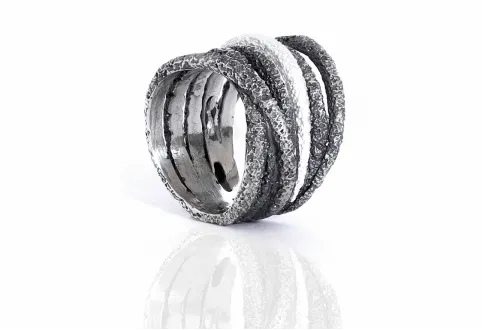Anillo Sira Grande, Plata Oxidada con Un Hilo Mate