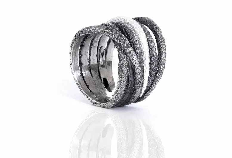 Großer Ring Sira, oxidiertes Silber mit einem mattem Strang
