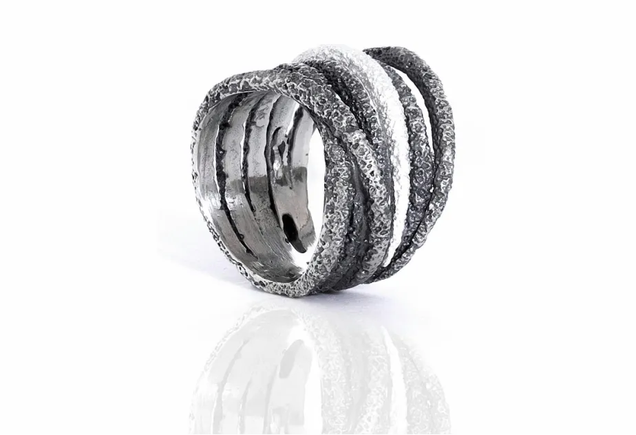 Großer Ring Sira, oxidiertes Silber mit einem mattem Strang